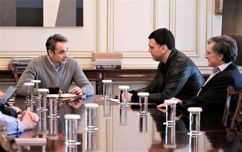 Αυτή είναι η… «χαλάρωση» του lockdown: Η κυβέρνηση καταργεί τα «έξυπνα» μέτρα και ανοίγει τα κομμωτήρια