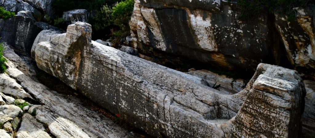 Νάξος: Το αρχαίο άγαλμα που παραμένει ξαπλωμένο για αιώνες