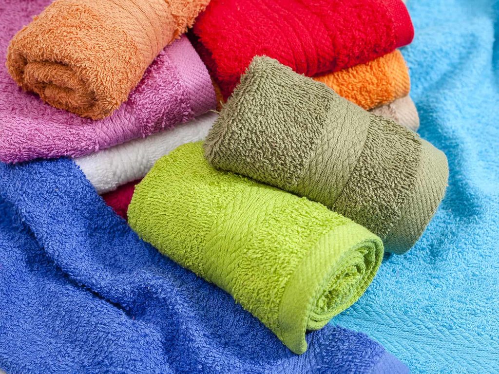 Όσα πρέπει να γνωρίζετε αν πλένετε τα σεντόνια μαζί με τις πετσέτες