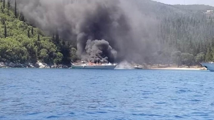 Πέραμα: Στις φλόγες τυλίχτηκε ανελκυσμένο θαλαμηγό σκάφος σε ιδιωτικό ναυπηγείο