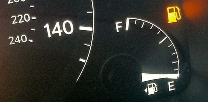Άναψε το λαμπάκι της βενζίνης; – Να πόσα χιλιόμετρα μπορείτε να κάνετε με άδειο ντεπόζιτο