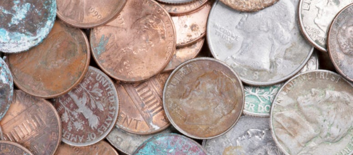 Το αφεντικό που δεν θα ήθελες να έχει – Πληρώνει τα χρέη του με λιγδιασμένα κέρματα (βίντεο)