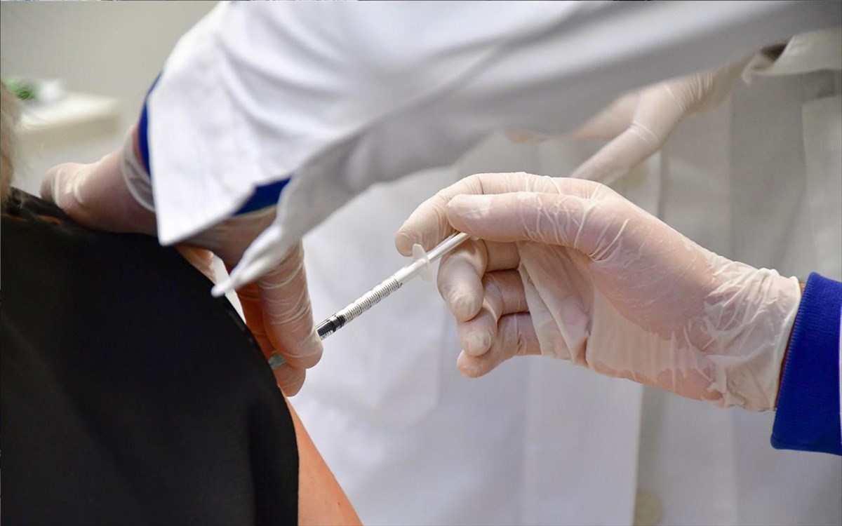 Κορωνοϊός: «Χωρίς ανοσία το 10% ακόμη και μετά το εμβόλιο» λέει ειδικός
