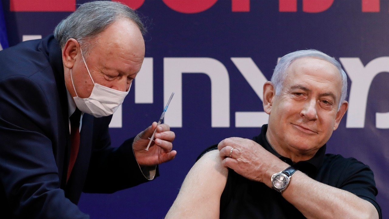 Στο δικαστήριο της Χάγης η κυβέρνηση του Ισραήλ για τους εμβολιασμούς: Την κατηγορούν για «ιατρικά πειράματα»
