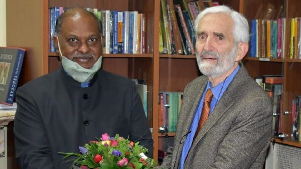 Με τον τίτλο «Padma Shri» βραβεύτηκε στην Ινδία ο Έλληνας καθηγητής Ν.Καζανάς