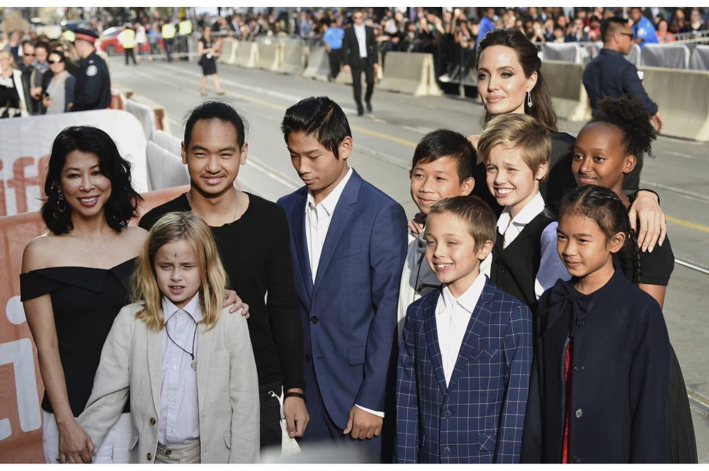 Διαζύγιο Τζολί – Πιτ: Ο Μάντοξ «αδειάζει» τον πατέρα του στην κατάθεση του