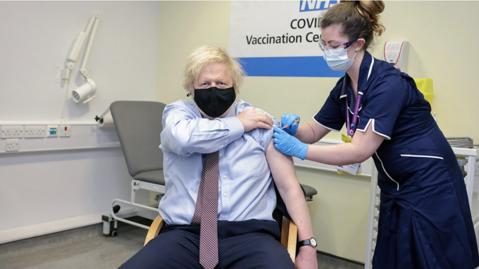 Ο Μπόρις Τζόνσον έκανε την πρώτη δόση του εμβολίου της AstraZeneca