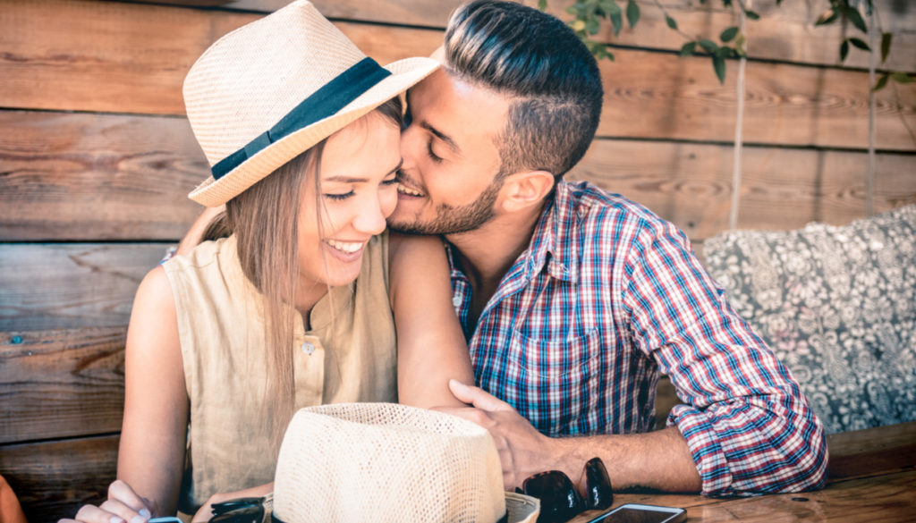 Αυτά είναι τα 5 πράγματα που γοητεύουν τους άντρες στις γυναίκες