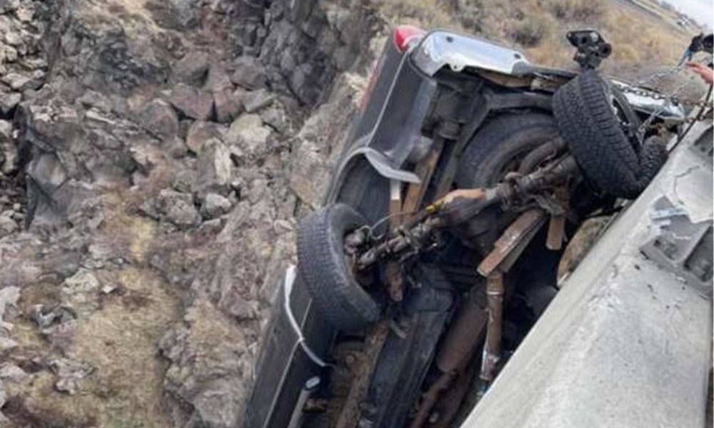 Με κομμένη την ανάσα η διάσωση ζευγαριού από 30 μέτρα ύψος – Μέσα από όχημα που κρεμόταν από αερογέφυρα (βίντεο)