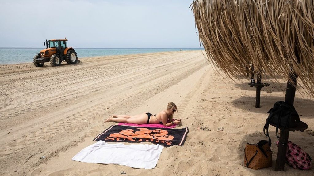 Τραγέλαφος: Η κυβέρνηση «κυνηγάει» τους Ρουμάνους τουρίστες για να μας σώσουν – «Σας παρακαλούμε ελάτε»