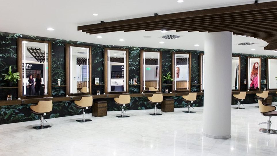 Κομμωτήρια-υπηρεσίες μανικιούρ: Τι ισχύει με τη μετακίνηση εκτός δήμων από Δευτέρα