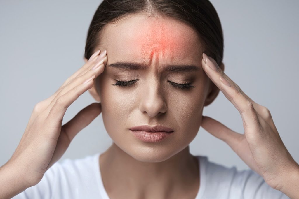 Πονοκέφαλος: Δείτε τι πρέπει να κάνετε πριν πάρετε παυσίπονο