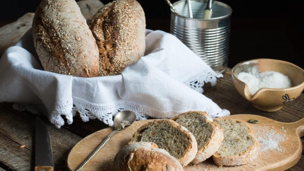 Αυτός είναι ο καλύτερος τρόπος για να κάνετε το μπαγιάτικο ψωμί σας ολόφρεσκο