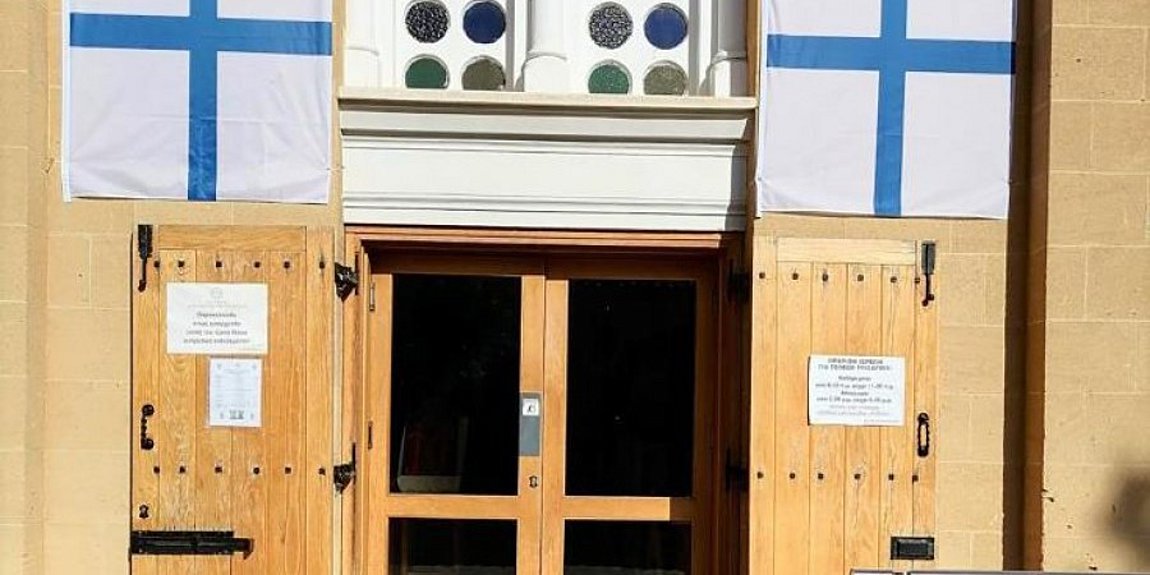 Κύπρος: Η σημαία των Κυπρίων αγωνιστών του 1821 κυματίζει στους ναούς των ελεύθερων περιοχών (φώτο)