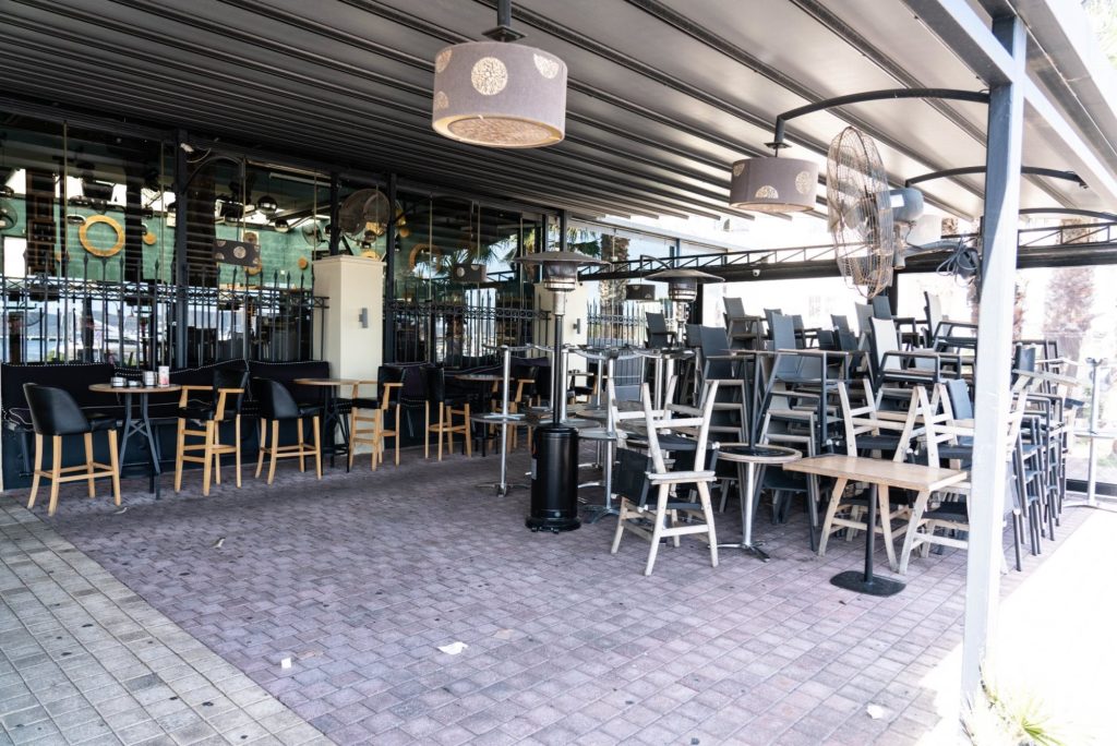 Περίεργες κινήσεις – Λοιμωξιολόγοι: «Με μέτρα αλλά να ανοίξει η αγορά» – Κυβέρνηση: «Θα δούμε»!