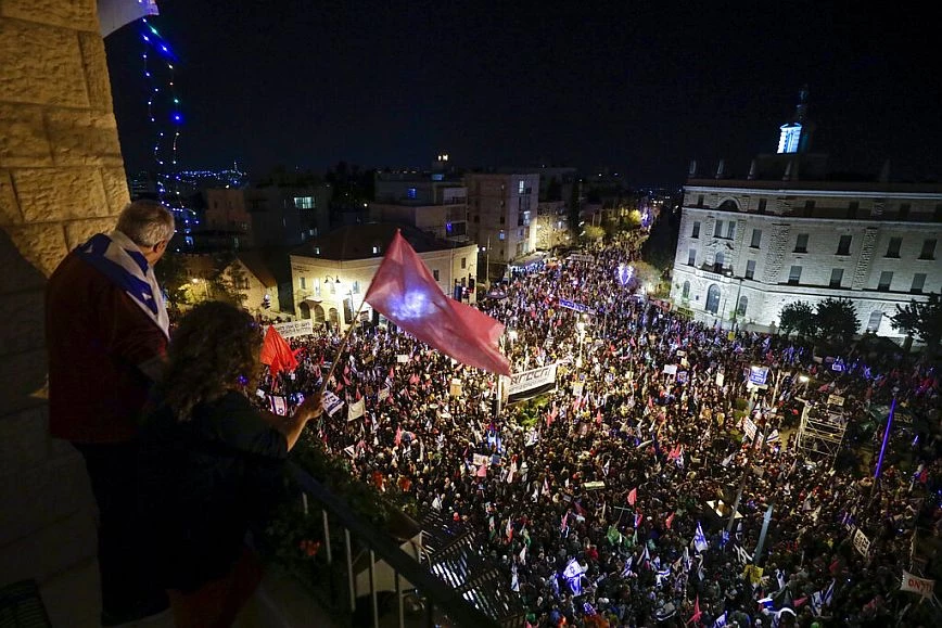 Ισραήλ: Χιλιάδες διαδηλώνουν εναντίον του Μπενιαμίν Νετανιάχου έξω από το σπίτι του