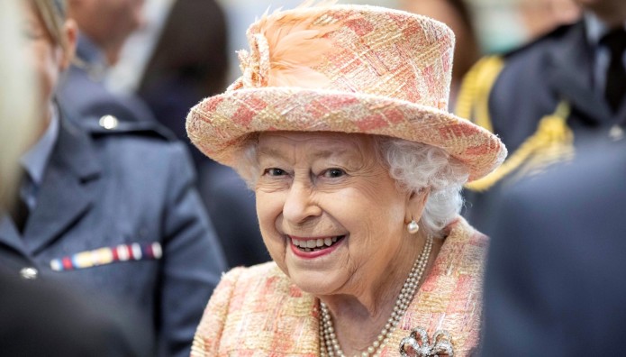 Δεν πάει ο νους σας ποιος μακιγιάρει την 94χρονη βασίλισσα Ελισάβετ