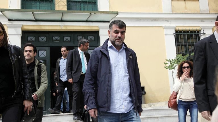 «Πόλεμος» ανακοινώσεων ΝΔ και ΣΥΡΙΖΑ για το ένταλμα σύλληψης του Κ.Βαξεβάνη