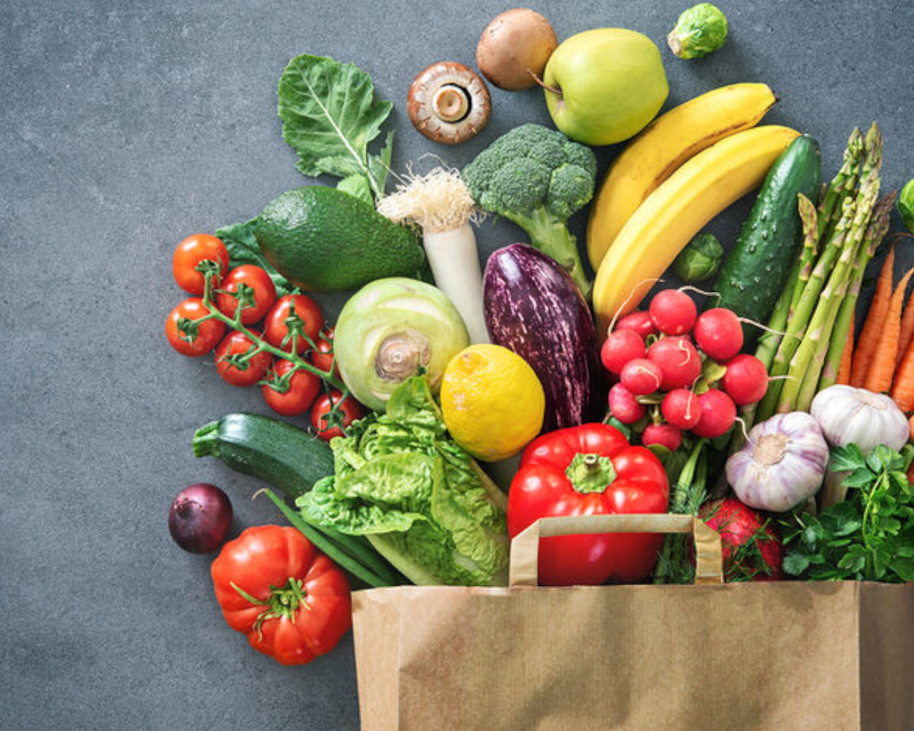 Δείτε πως θα απομακρύνετε τα φυτοφάρμακα από τα φρούτα και τα λαχανικά