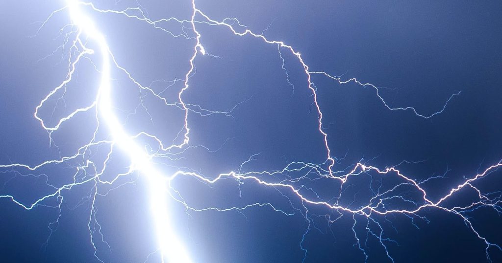 Βρέθηκε στο σωστό σημείο τη σωστή στιγμή: Το εντυπωσιακό «κλικ» όπου κεραυνός χτυπά δάσος (φώτο)