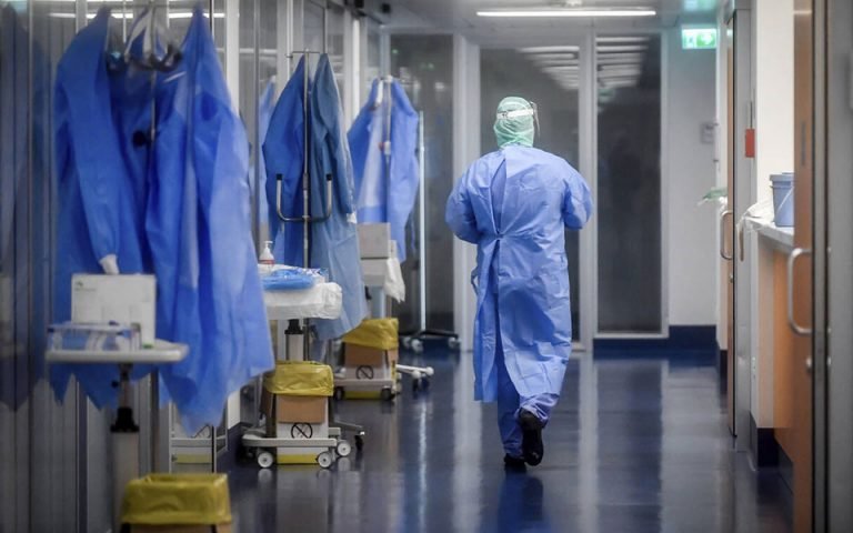Η κατάρρευση του συστήματος Υγείας στην Ελλάδα: Δεύτεροι σε θνησιμότητα από Covid-19 παρά τα ελάχιστα κρούσματα
