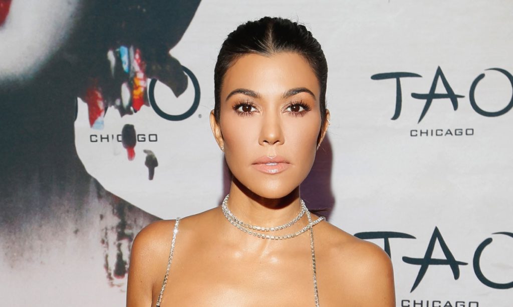 Kourtney Kardashian: Σάλος με το μπλουζάκι που αναγράφει «Χτύπα με και γ… με» (φώτο)