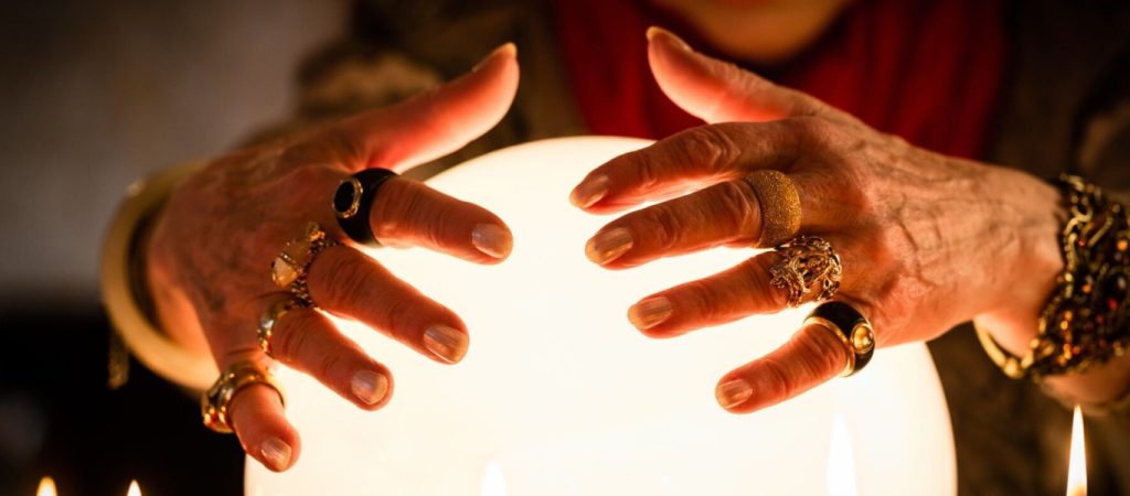 Λάρισα: Χειροπέδες σε συνταξιούχο αστυνομικό που παρίστανε τον… μάγο