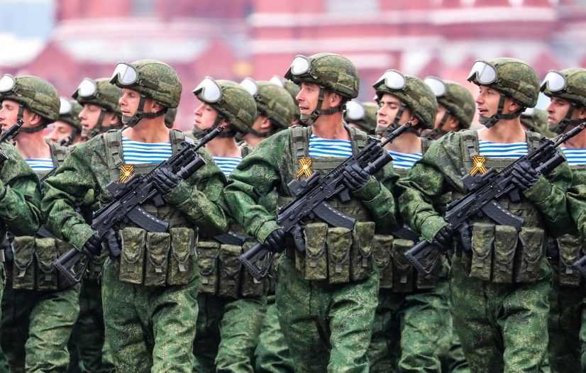 Κοινή άσκηση Ρώσων και Λευκορώσων αλεξιπτωτιστών σε σενάριο «ειρηνευτικής αποστολής» (βίντεο)