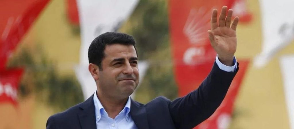 Πρώην ηγέτης φιλοκουρδικού κόμματος: «Ο Ρ.Τ.Ερντογάν κλείνει το HDP για να κερδίσει τις επόμενες εκλογές»