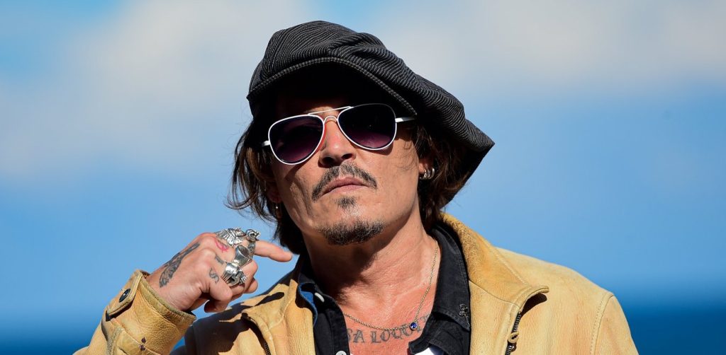 Διαρρήκτης εισέβαλε στο σπίτι του Τζόνι Ντεπ – Έκανε ντους και χαλάρωνε στον καναπέ πίνοντας ποτό