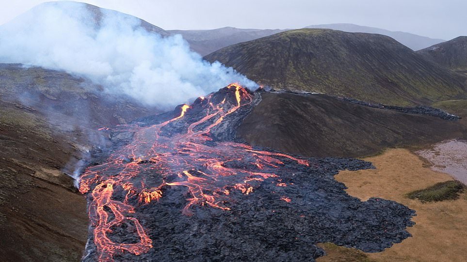 Εντυπωσιακές εικόνες από την έκρηξη του ηφαιστείου στην Ισλανδία – Δείτε βίντεο από ψηλά
