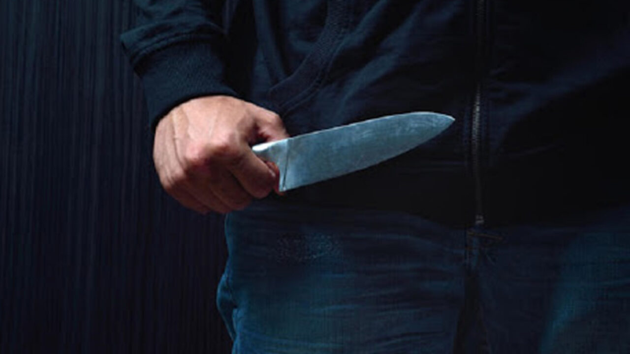 Ένταση στη Θεσσαλονίκη: Τέσσερα άτομα απείλησαν άνδρα με μαχαίρι & έκαναν λαμπόγυαλο επιχείρηση (βίντεο)