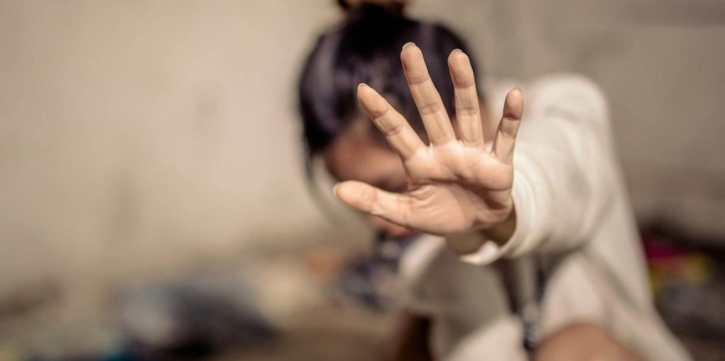 Κρήτη: Χειροπέδες -αλλά όχι απέλαση- στον Πακιστανό που  επιτέθηκε με μαχαίρι σε Ελληνίδα