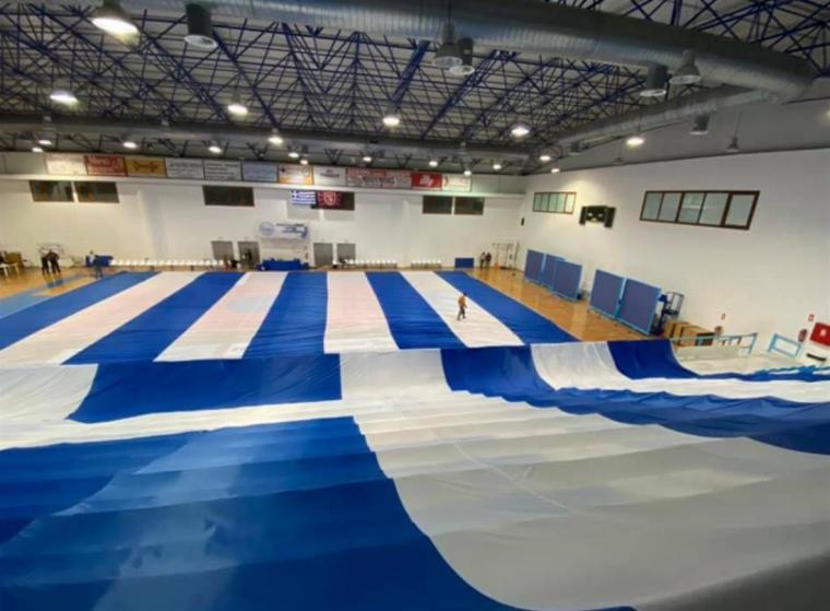 Γιγαντιαία ελληνική σημαία μεγέθους 1.500 τ,μ. κατασκευάστηκε στη Σαντορίνη (φωτο)