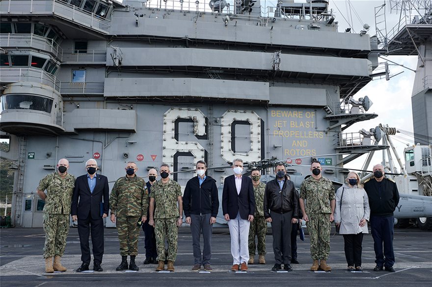 Στο Eisenhower ήταν όλοι τους εκεί – Άραγε θα τιμήσουν και την ρωσική φρεγάτα στον Πειραιά;