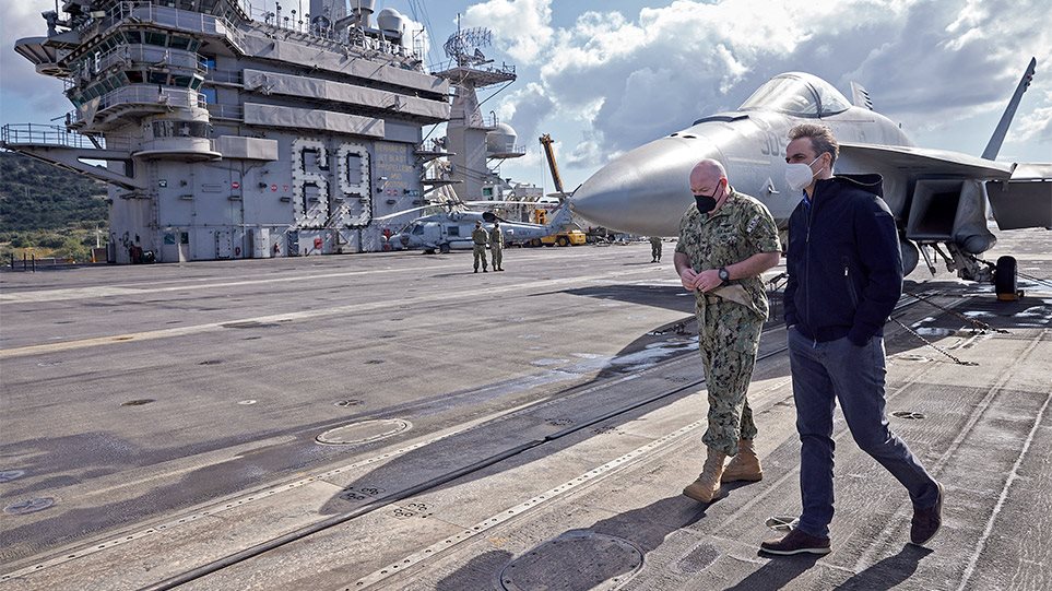 Στιγμές… ανεμελιάς του Κ.Μητσοτάκη στο αμερικανικό αεροπλανοφόρο: «10 λεπτά από εδώ είναι το σπίτι μου»!