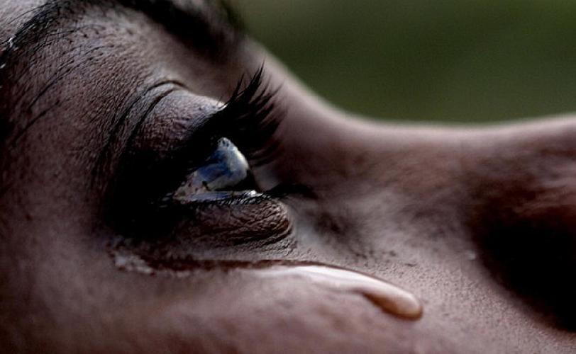 Σπάνιο σύμπτωμα: Γυναίκα έχυνε δάκρυα από αίμα στη διάρκεια της περιόδου της