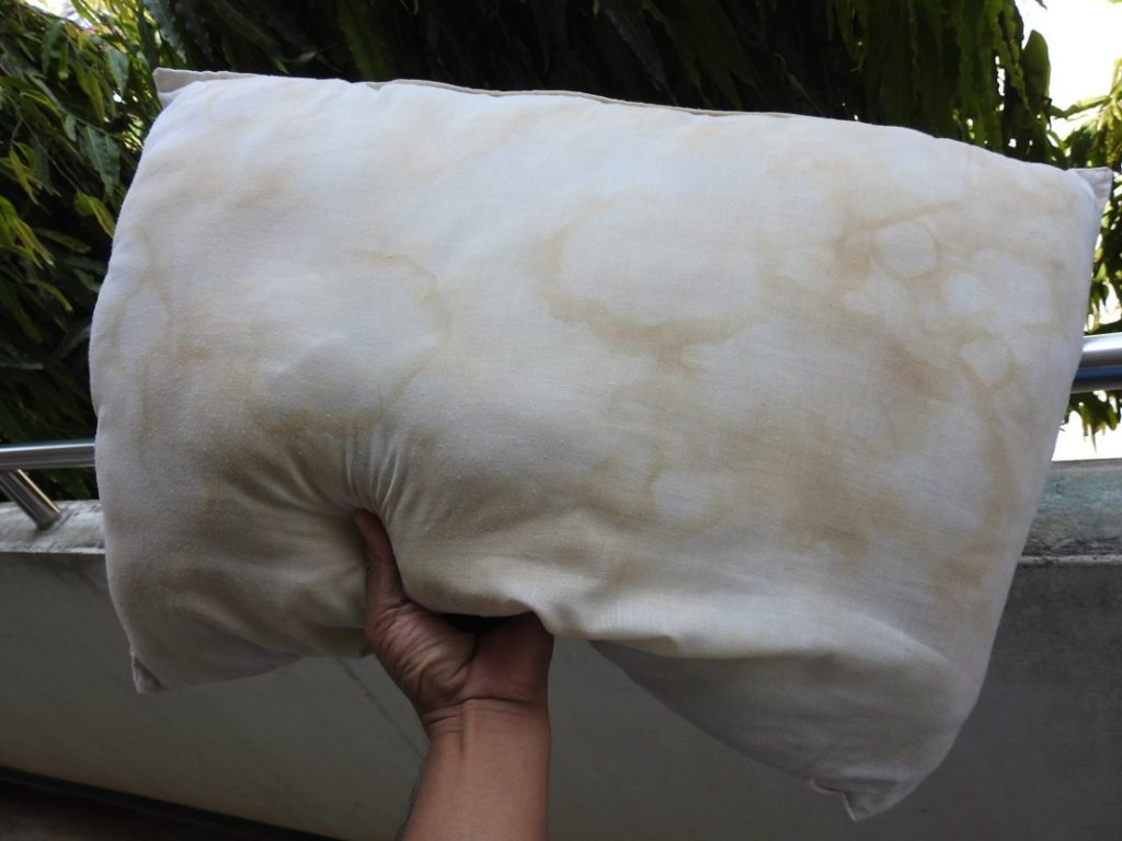 Κιτρινισμένα μαξιλάρια: Το «μαγικό» κόλπο για να τα «επαναφέρεις»