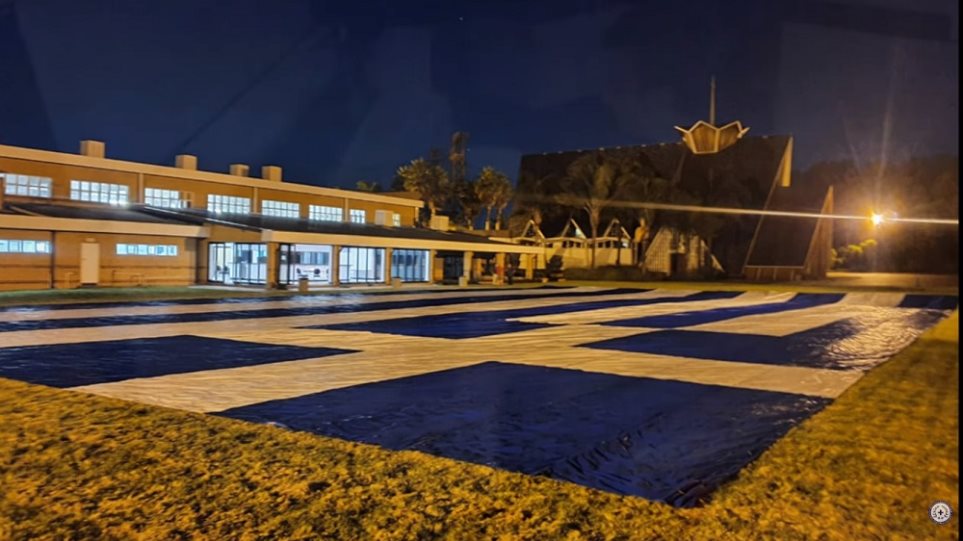 Η ελληνική σημαία των 1.600 τ.μ. από τους Έλληνες της Νότιας Αφρικής (βίντεο)