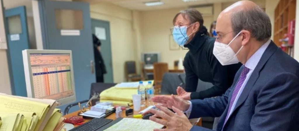 Σόου Κ.Χατζηδάκη με τους φακέλους συνταξιούχων του ΕΦΚΑ για να δικαιολογήσει την είσοδο ιδιωτών στο υπουργείο