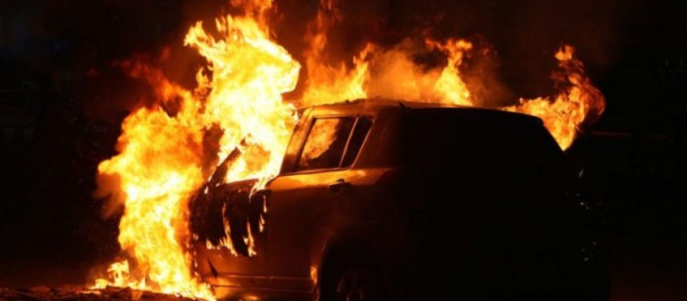Στο χάος η Αθήνα: Εμπρησμοί οχημάτων σε Αιγάλεω και Ταύρο τα ξημερώματα
