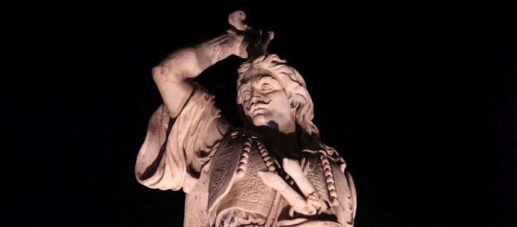 Λαμία: Φωταγωγήθηκε το άγαλμα του Αθανάσιου Διάκου (φώτο)