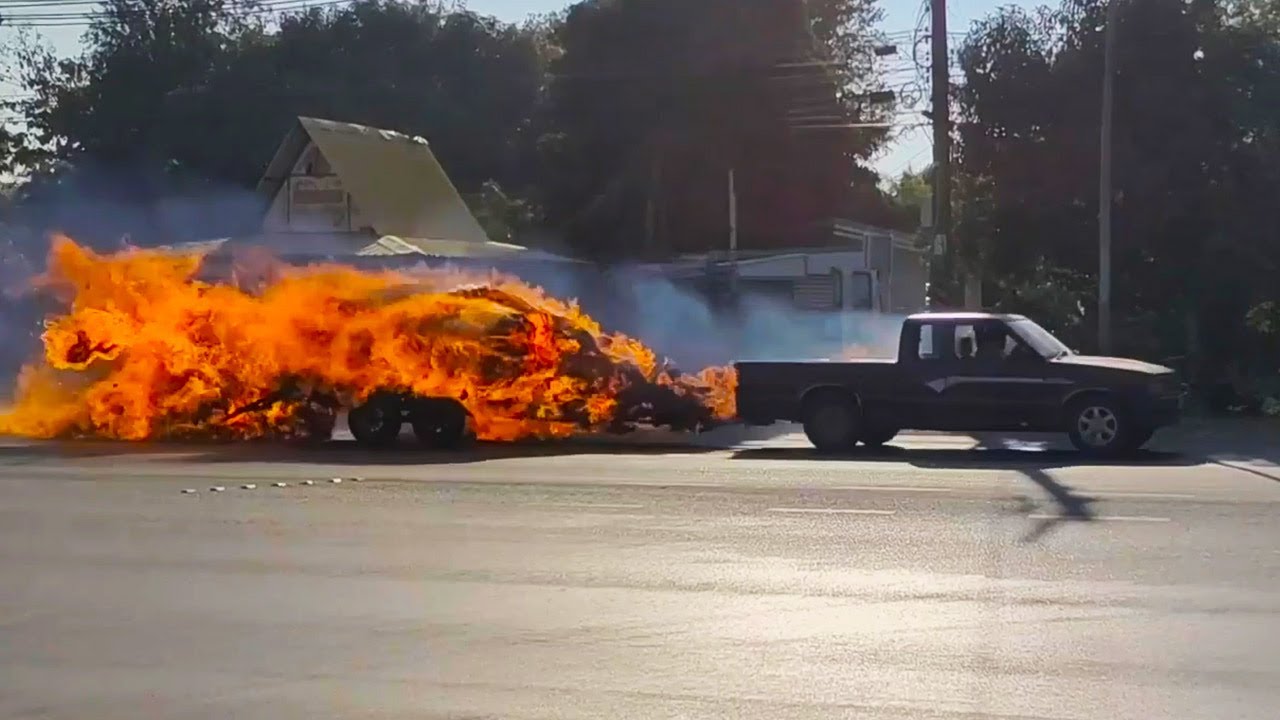 Τρομακτική στιγμή με φλεγόμενο φορτηγάκι να τρέχει στον δρόμο (βίντεο)