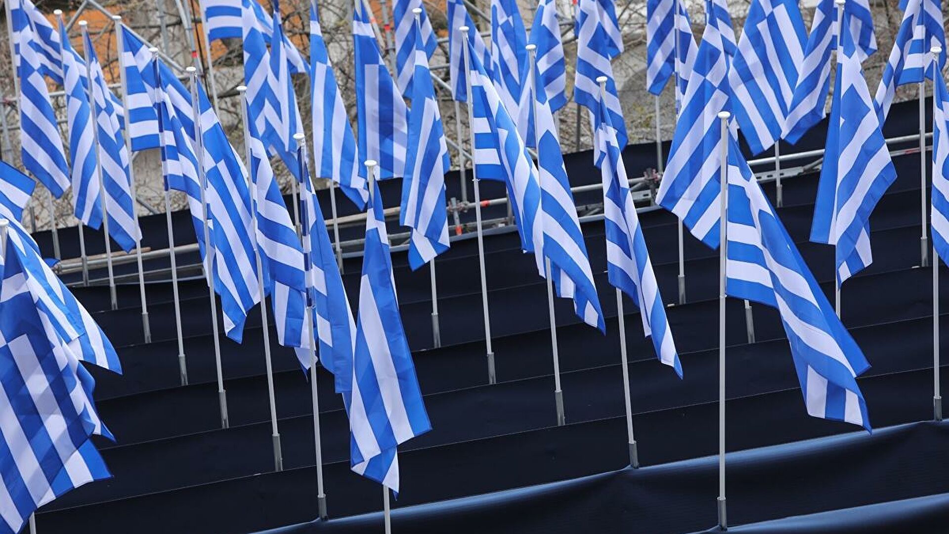 800 σημαίες και 400 θυρεοί στους δρόμους της Αθήνας για την 25η Μαρτίου (φωτό)