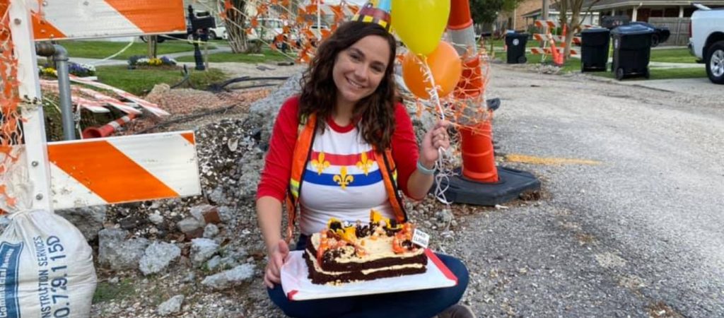 Νέα Ορλεάνη: Γυναίκα στέλνει το δικό της μήνυμα – Γιορτάζει γενέθλια για τις λακκούβες (φώτο)