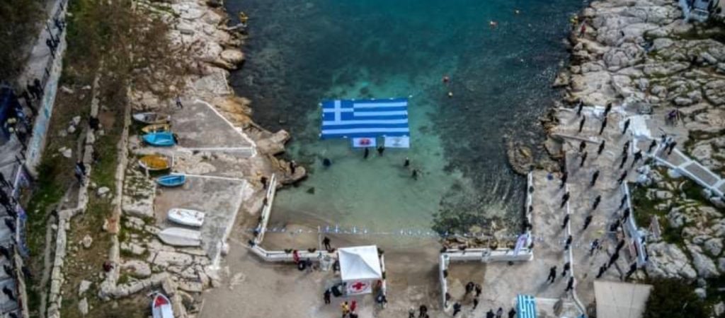 Πειραιάς: Τοποθετήθηκε ελληνική σημαία  στην επιφάνεια της θάλασσας για τον εορτασμό της 25ης Μαρτίου