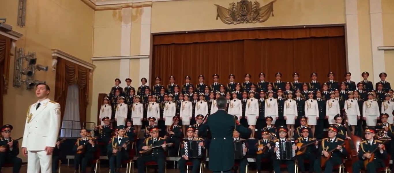 Η Χορωδία του Κόκκινου Στρατού τραγουδά Μ.Θεοδωράκη και προκαλεί συγκίνηση (βίντεο)