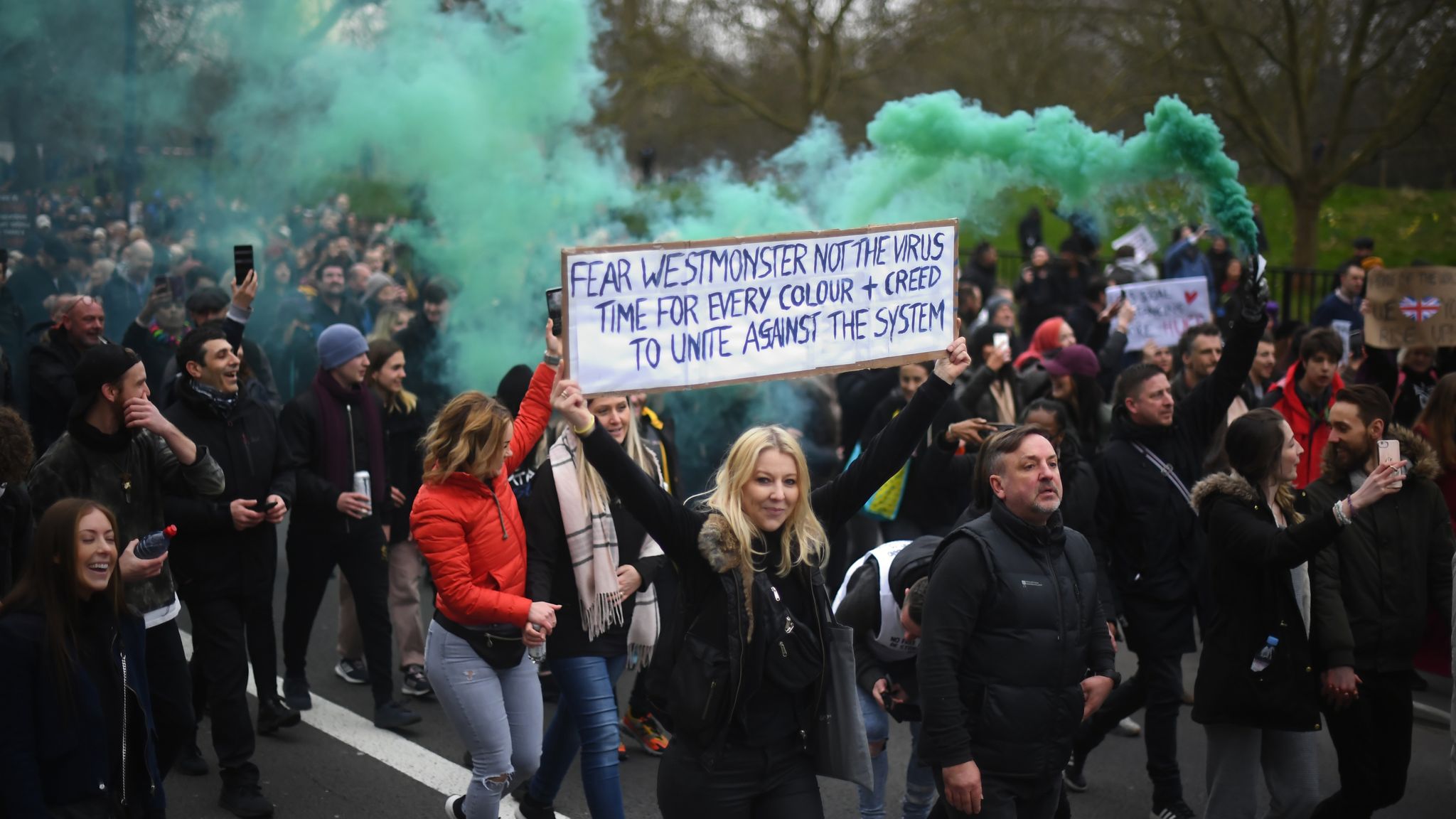 Στις φλόγες η Ευρώπη: Μαζικές διαμαρτυρίες κατά των lockdowns – Οι πολίτες απαιτούν τη ζωή τους πίσω
