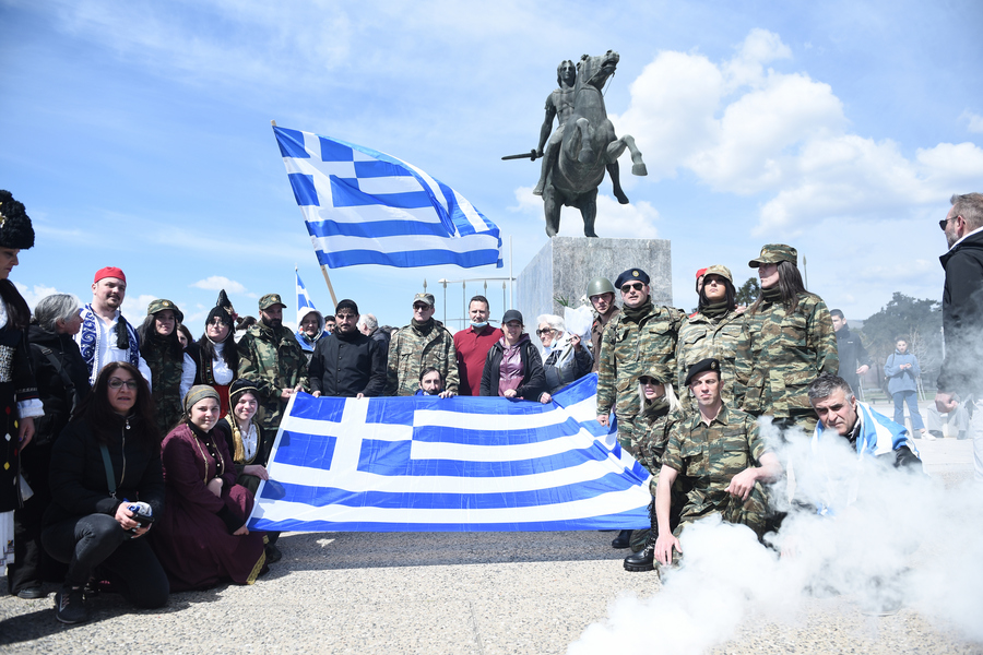 25η Μαρτίου: «Μπλόκο» της ΕΛ.ΑΣ σε κατάθεση στεφάνου στην Αθήνα – «Μακεδονία Ξακουστή» και επεισόδια στη Θεσσαλονίκη