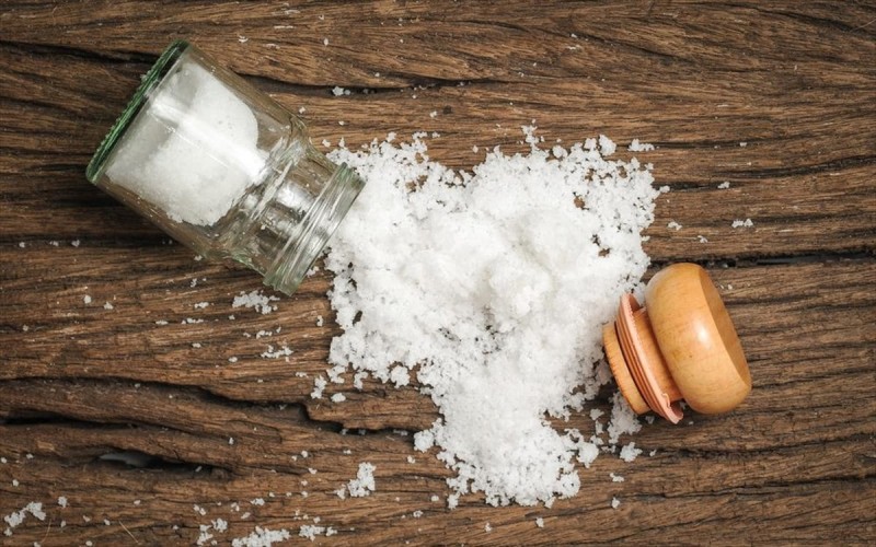 Τέσσερις τρόποι για να «σώσετε» το φαγητό αν σας πέσει πολύ αλάτι